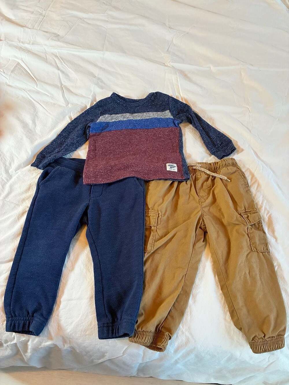 OshKosh B'gosh Toddler Boy 3-Piece Outfit Set Colorblock Sweater Blue Joggers Ca